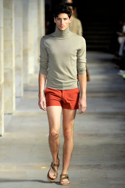 Look 32